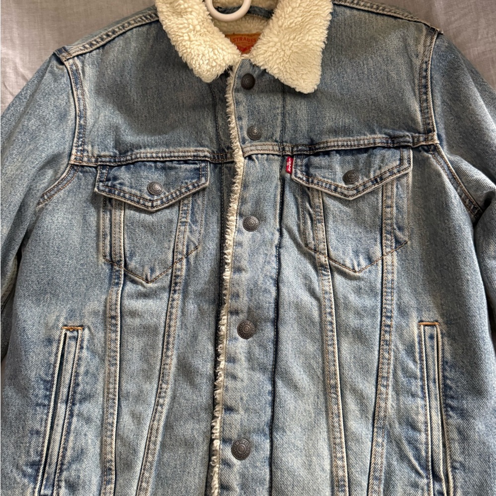Levi's Men's Light Blue Denim Jacket with Sherpa Collar